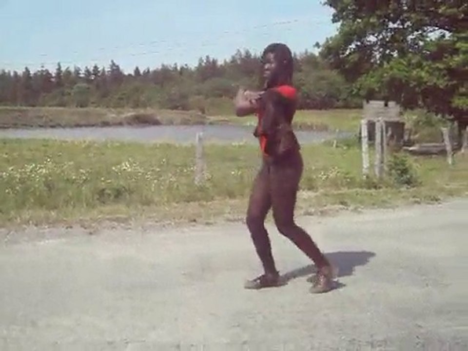 Korotoum qui imitent une Vache qui danse la Macaréna.