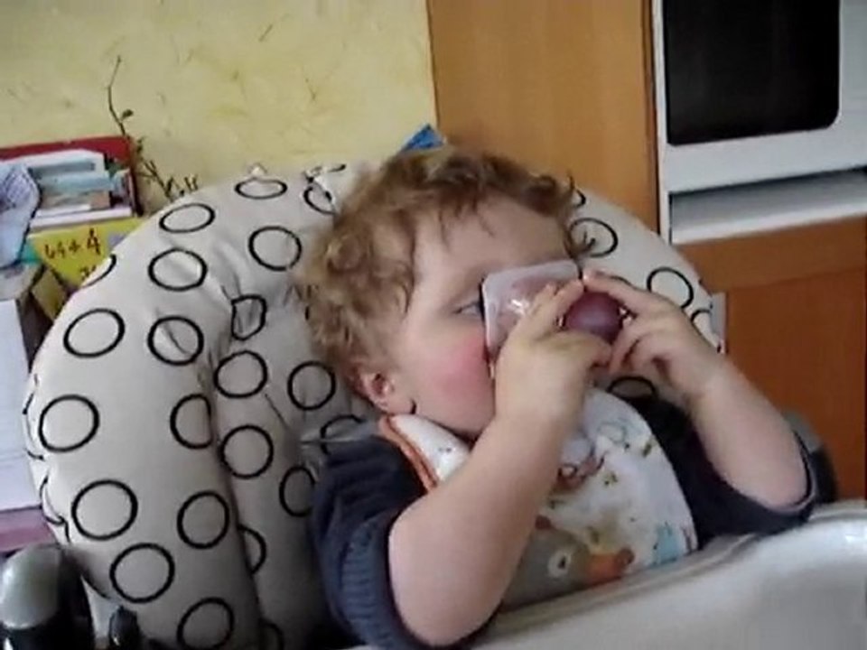 Antonin mange sa compote tout seul