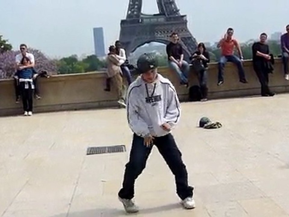 Mathéo sur Billy Jean au Trocadéro