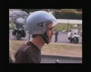 La blonde et le scooter