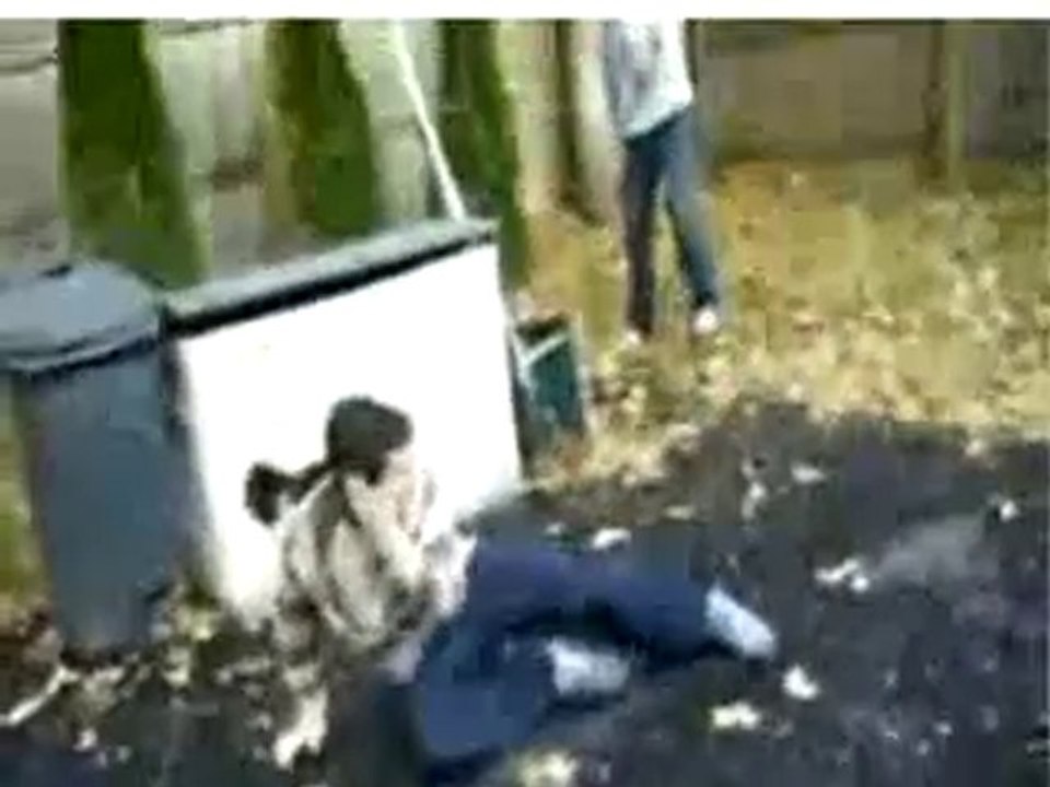 Régis et son copain font semblant de se battre