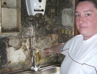 Leur père en fin de vie dans un logement insalubre