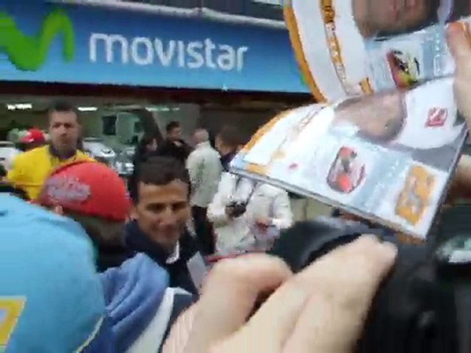 Pedro de la Rosa firma autografos en Montmelo