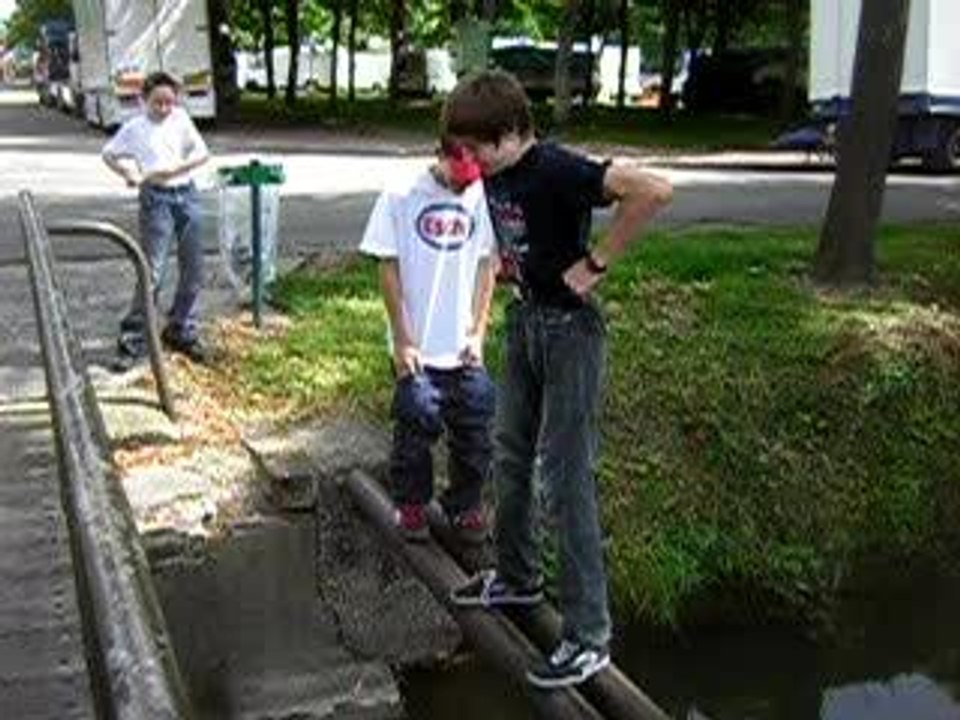 Trois Fous au dessu d'une riviere...