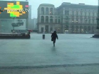 Diluvio a Milano. Le cascate del Duomo