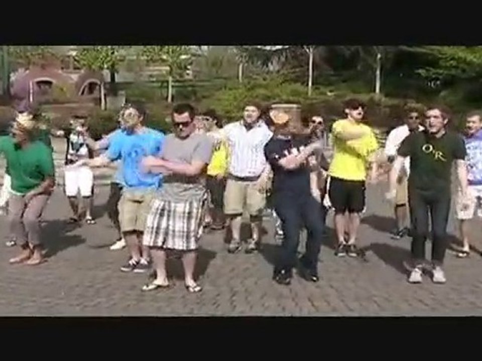 Groupe d'homme chante Bad Romance a cap