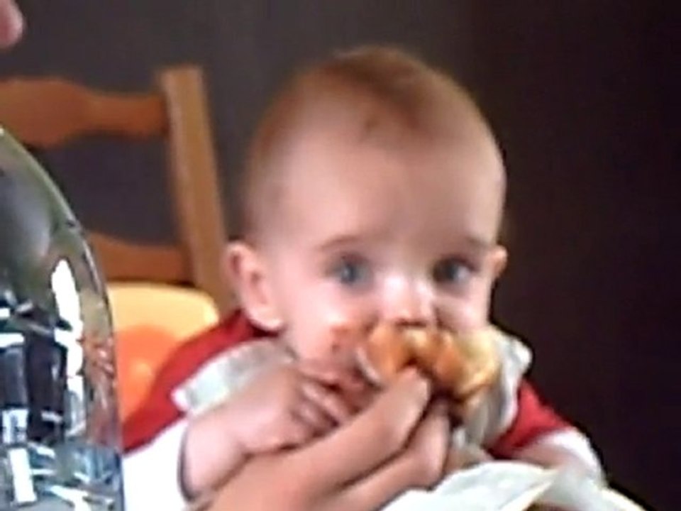 Ygor qui mange un beignet