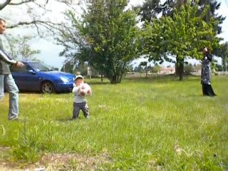 Léo joue au foot avec Malvina et Papa