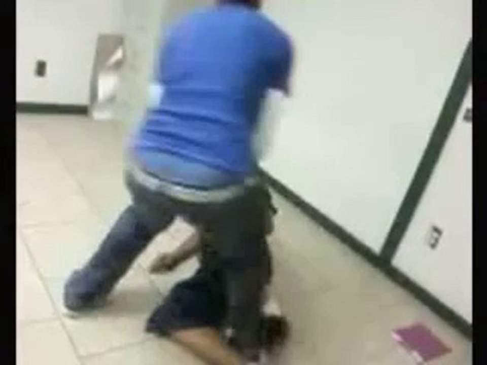 Un professeur frappe un étudiant