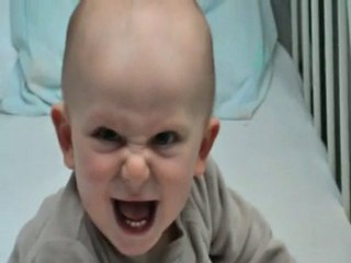 Bébé se met debout. Quel effort!