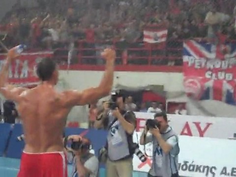 RedPlanet.gr Olympiakos - Υπόκλιση Μίλκοβιτς