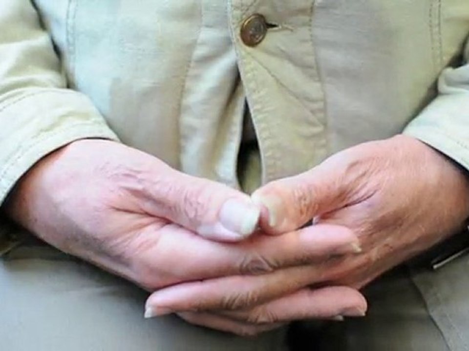 les mains d'un homme dans le métro