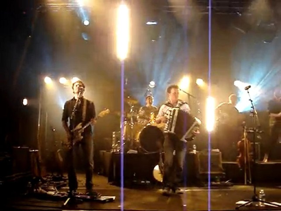 DEBOUT SUR LE ZINC - Aller simple