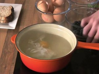 How to poach an egg - Food Mob Bites