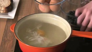 How to poach an egg - Food Mob Bites