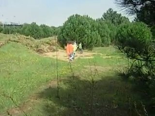 Kilyosta Çocuklar Çiçek Topluyor