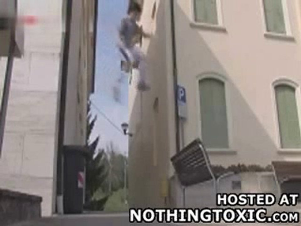 Parkour springer verliest bijna zijn ballen