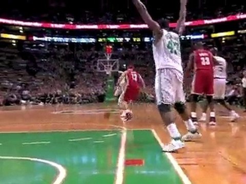 Boston's Rajon Rondo finds a wide open Kendrick Perkins for