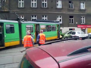 Poznań: Tramwaj wjechał w kamienicę, kasował auta, 6 rannych