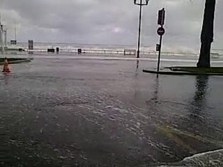 vague sur la promenade des anglais