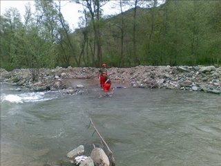 Torul ilçesi Gülaçar köyünde dereye düşen çocuğa ulaşıldı.
