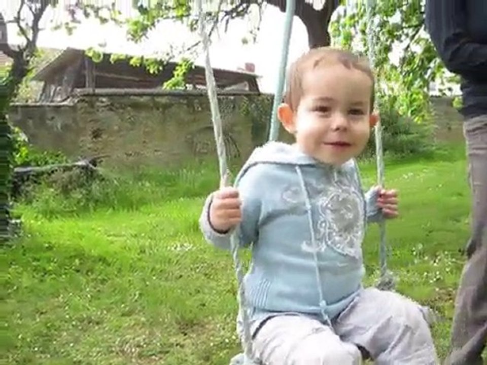 noa fait de la balançoire