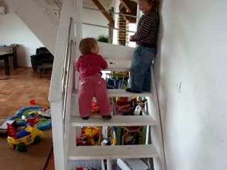 Maya monte les escaliers avec son frère