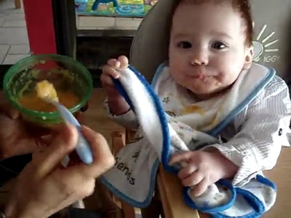 Brian mange sa panade de fruits