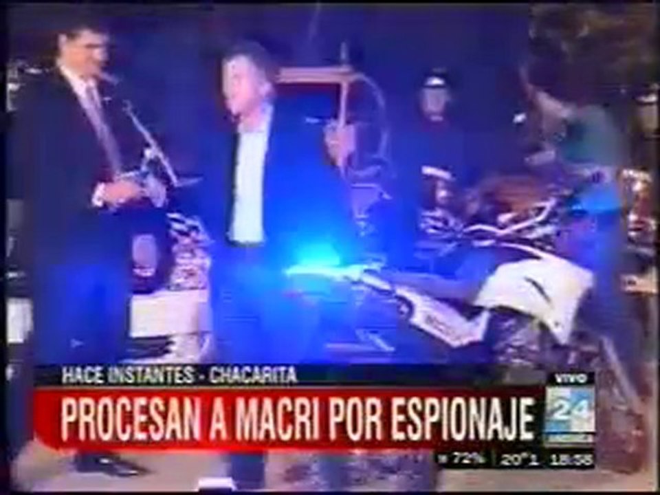 Macri llega a la conferencia de prensa en moto