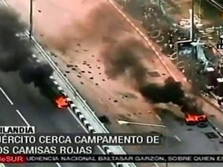 Ejército tailandés cerca campamento de los camisas rojas