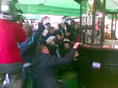 Kibice Lecha Poznań oglądają mecz na Starym Rynku