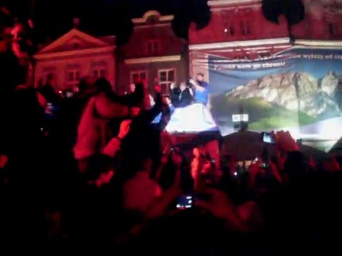 Piłkarze Lecha wjeżdżają na Stary Rynek