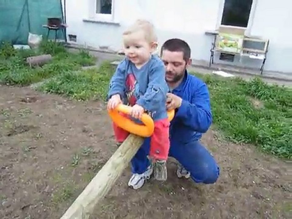 Première fois dans l'air de jeux à la maison
