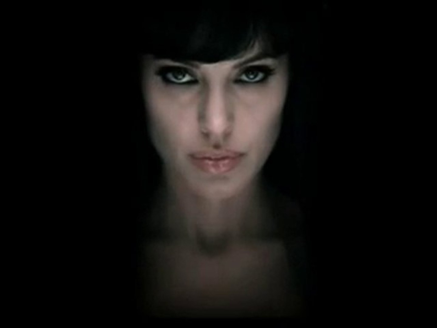 ⁣ANGELINA JOLIE ' SALT '    whoissalt.com intro