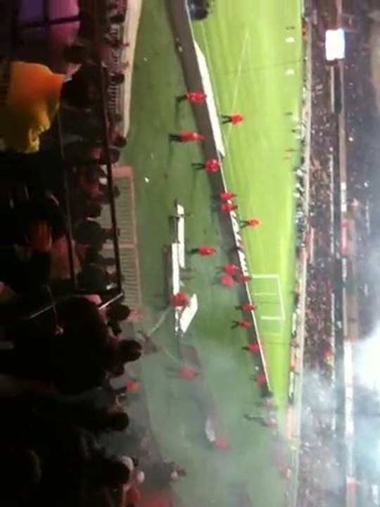 psg montpellier virage auteuil en folie, pluie de fumis BOUM