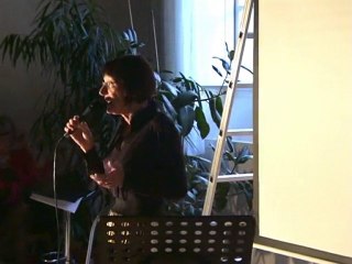 Jocelyne chante "Qu'on est bien".