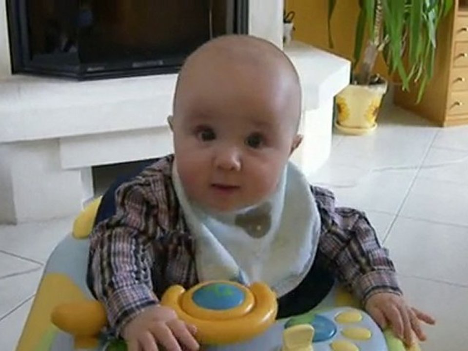 Axel dans son trotteur