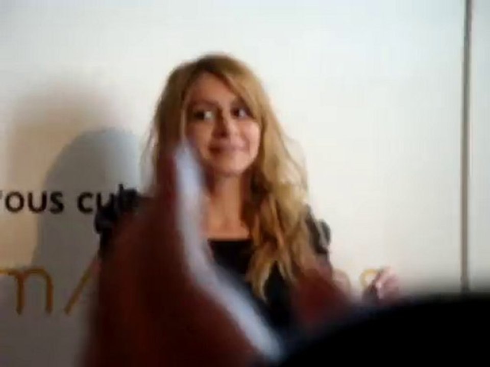 Arrivée de Julie ZENATTI au Showcase à Limoges le 15.05.2010