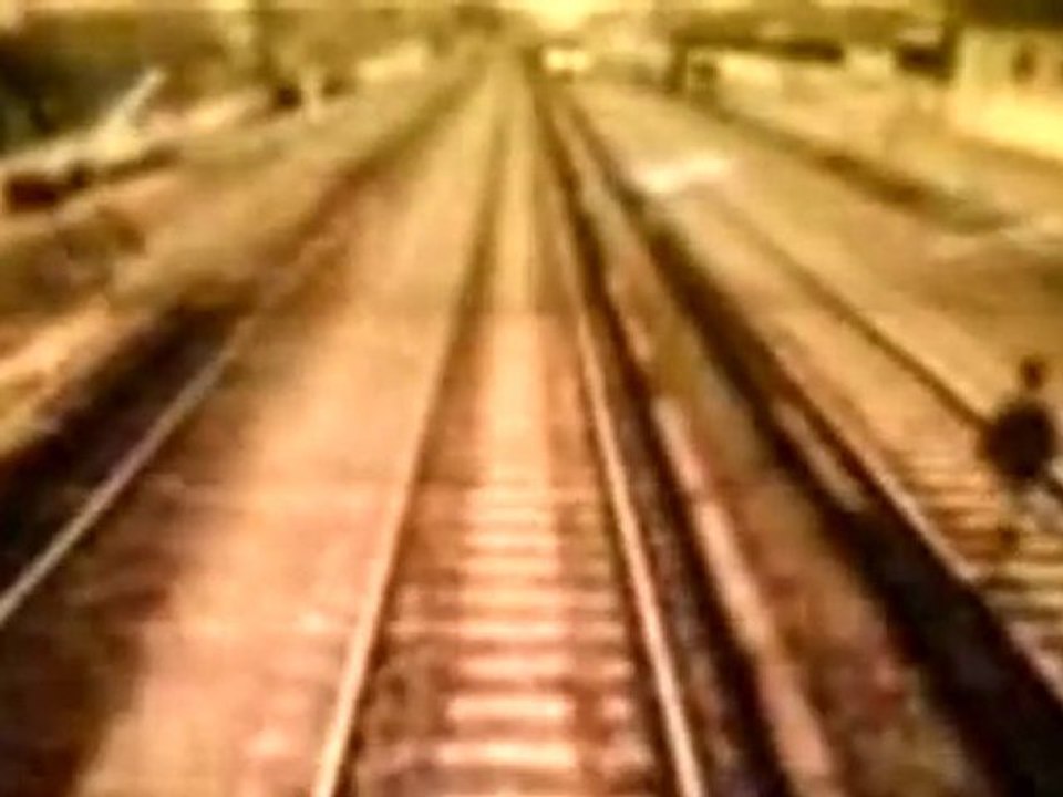 fotocamera treno cattura suicidio- Man Commits Suicide In Tr