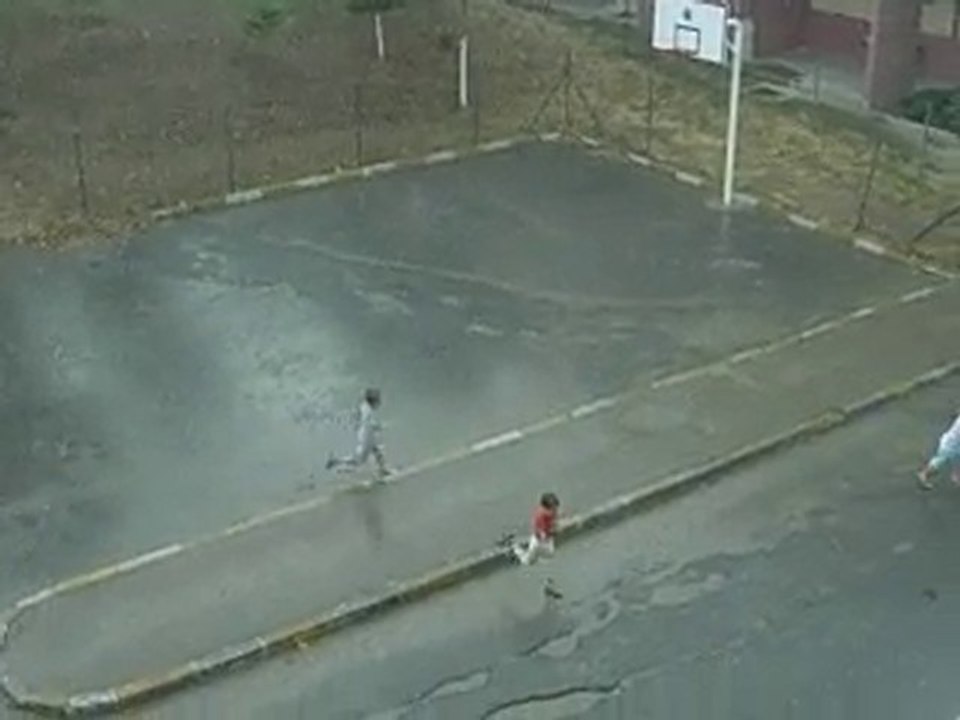 Yağmur Altında Oyun