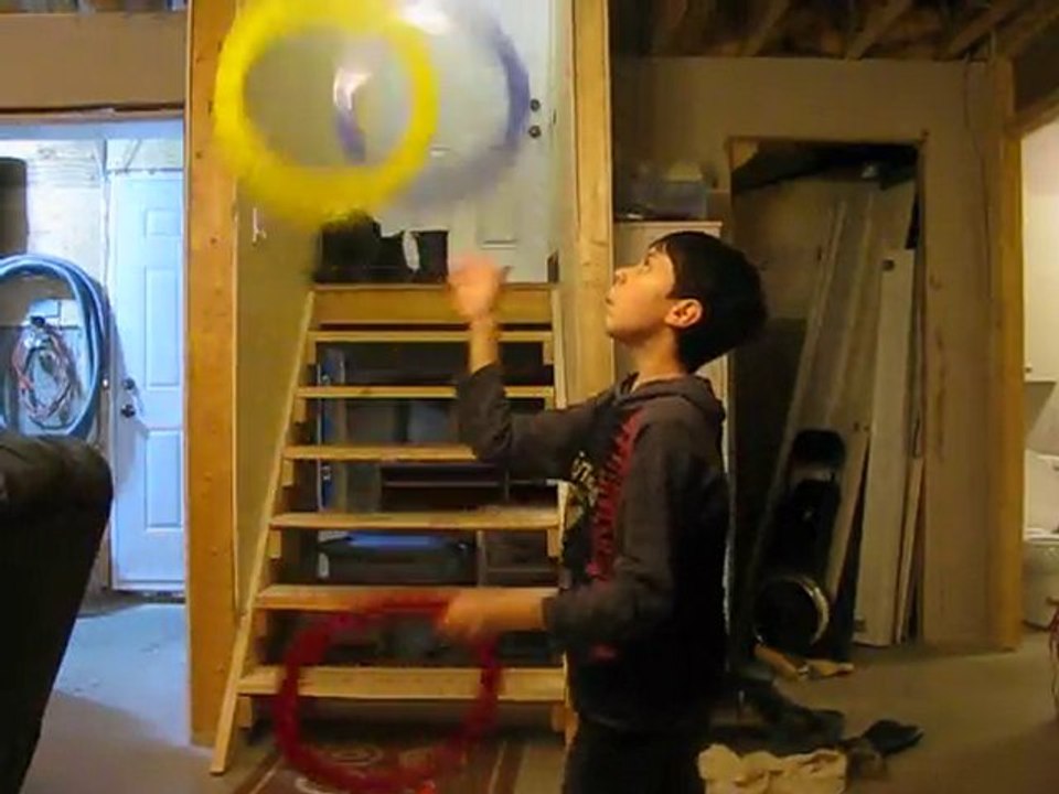 jonglerie avec 3 cerceaux