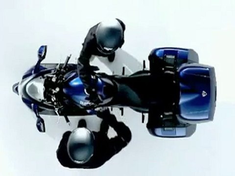 Triumph 1050 Sprint GT 2011 - vidéo officielle.