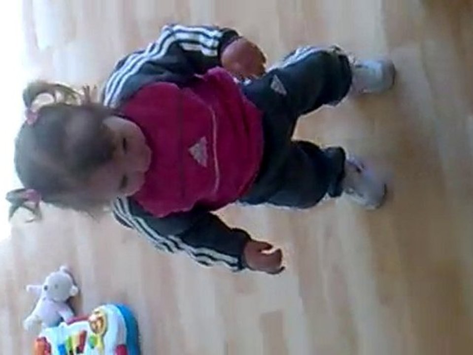 Premiers pas de Sharleen dans sa chambre