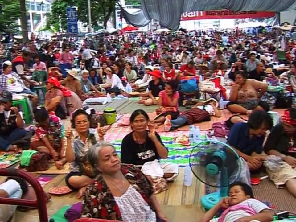 Thaïlande: 5 000 "chemises rouges" défient les autorités