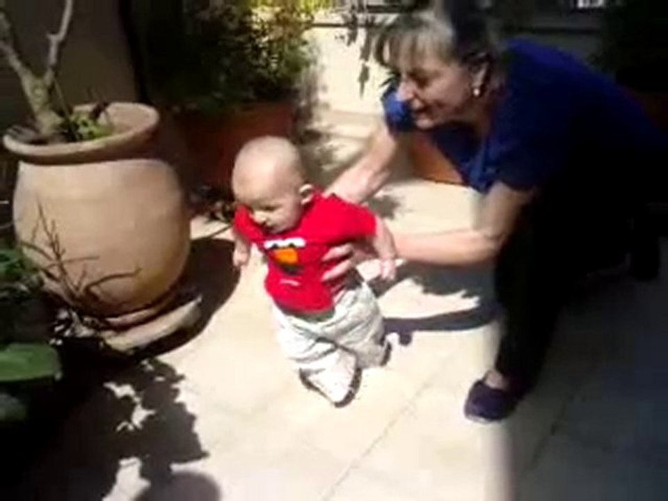 titou trotte sur la terrasse de mamie