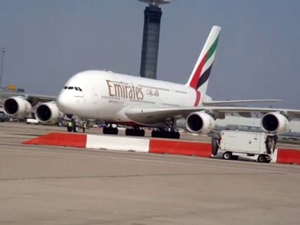 Emirates  Airbus A380 800 Paris Cdg