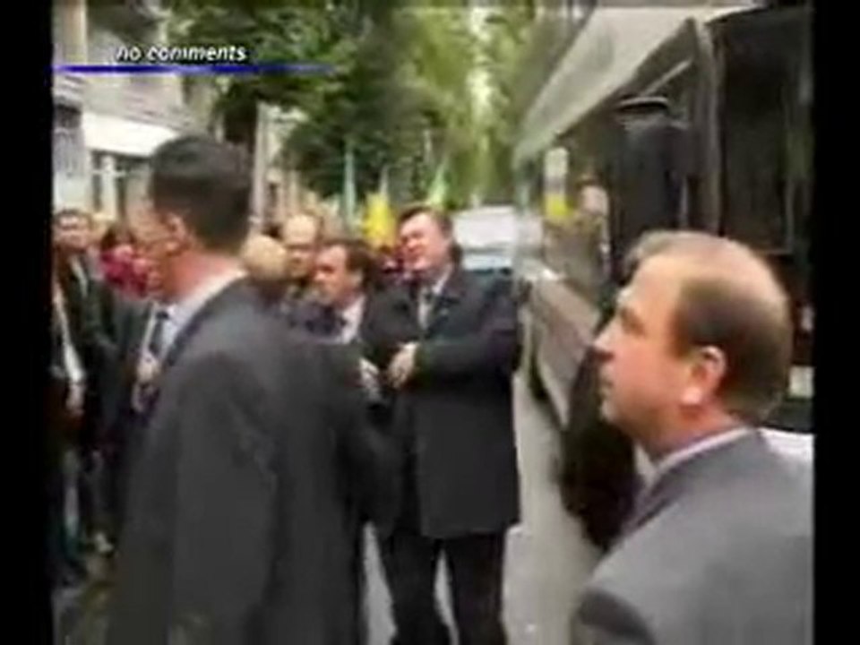 Янукович и яйцо. Видео 5 канала Украины