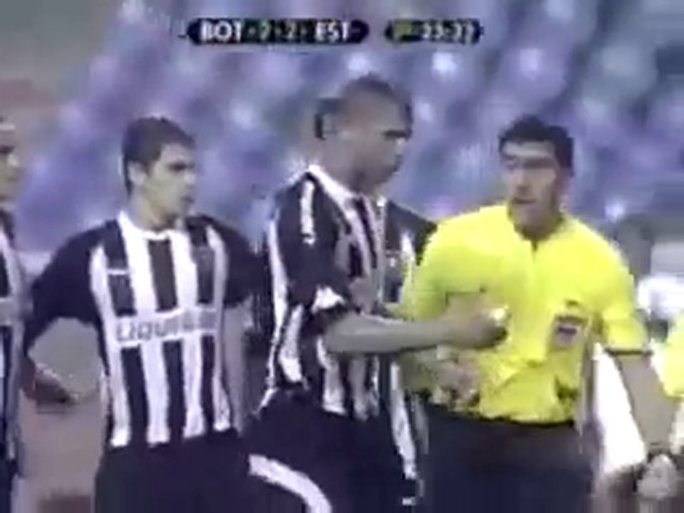 Spieler klaut Gelbe Karte vom Schiri