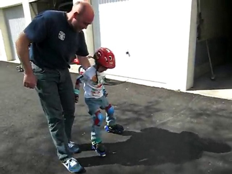 Quentin s'essaie aux rollers!!