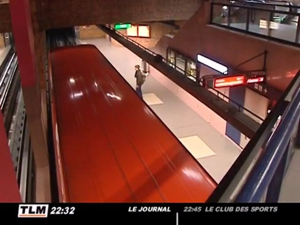 Une jeune fille tombe sur une rame de métro ! (Lyon)